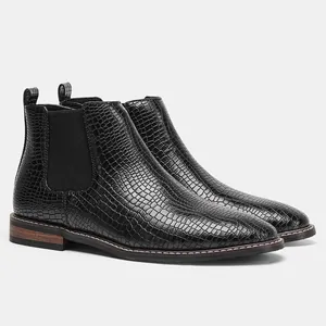 Vue latérale de bottines Chelsea noires aspect croco avec détail talon bois