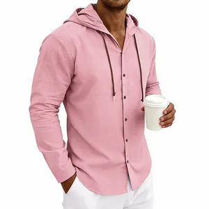 Nahaufnahme eines pinkfarbenen Herren-Leinenhemdes mit Kapuze und dunklen Kordeln.