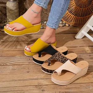 Stylische Damen Keilabsatz Plateau Zehentrenner Sandalen in verschiedenen Farben