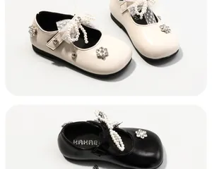 Dettaglio scarpe Mary Jane per bambina con fiocchi di perle e decorazioni in strass