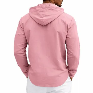 Rückansicht eines pinkfarbenen Herren-Leinenhemdes mit Kapuze und langen Ärmeln im Casual-Stil