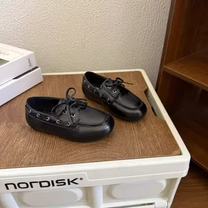 Vue détaillée de chaussures en cuir noir pour enfants style britannique avec lacets
