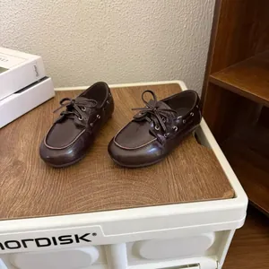 Mocassins classiques pour filles en cuir marron foncé de style britannique avec nœuds