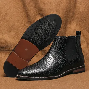 Vue détaillée de bottines Chelsea pour hommes motif crocodile noir avec semelle antidérapante