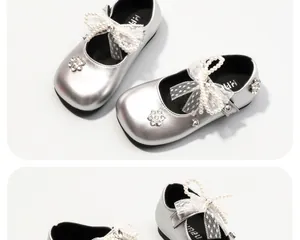 Dettaglio scarpe da principessa argento per bambine con fiocco di perle e strass