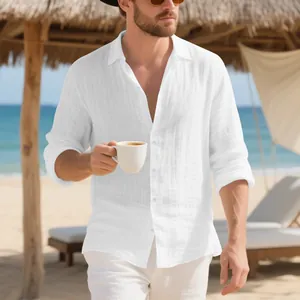 Dettaglio del tessuto della camicia di lino bianco in un rilassante contesto mare.