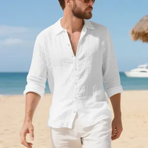 Camicia da uomo in lino bianco a maniche lunghe indossata in spiaggia per un look rilassato.