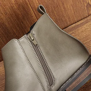 Détail en gros plan de la fermeture éclair et des coutures de bottines Chelsea homme