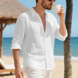 Dettaglio di una camicia in lino bianco da uomo con vestibilità comoda per il mare e relax