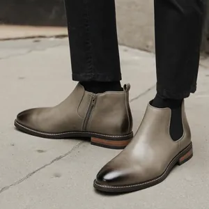 Détail de bottines Chelsea grises pour hommes avec bout poli, fermeture éclair et élastique