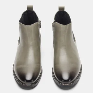 Vue frontale de bottines Chelsea pour hommes vert olive avec bout poli et fermeture éclair