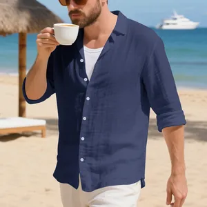Dettaglio di una camicia in lino blu navy da uomo in un ambiente da spiaggia relax.