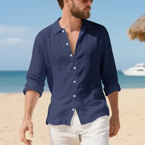 Primo piano della trama della camicia a maniche lunghe in lino blu scuro su sfondo spiaggia soleggiata