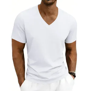 Détail d'un t-shirt blanc classique pour homme avec col en V et une coupe ajustée
