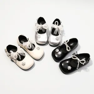 Eleganti scarpe Mary Jane da bambina con fiocchi di perle e dettagli floreali in strass.