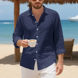 Dettaglio camicia di lino blu scuro casual mostrato in un ambiente da spiaggia