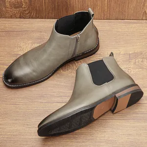 Détail de bottines Chelsea pour hommes en cuir vert olive avec fermeture et semelle