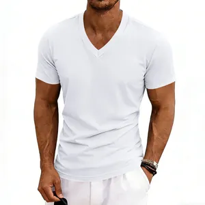 Gros plan d'un t-shirt blanc pour hommes à col en V et coupe ajustée moderne.