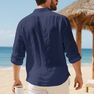 Vista posteriore di una camicia di lino blu scuro casual da uomo in un ambiente da spiaggia