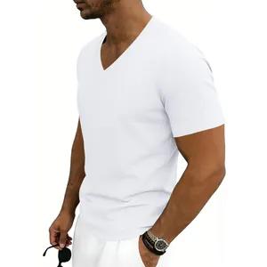Vue détaillée d'un t-shirt blanc classique à col en V pour homme, décontracté