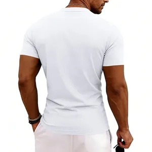 Vue détaillée du dos d'un t-shirt décontracté blanc uni à manches courtes pour homme