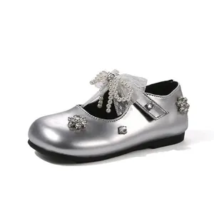 Scarpe da principessa argento per bambine con fiori di strass e fiocco di perle.