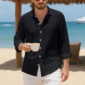 Camicia di lino nero da uomo con bottoni bianchi per un look estivo rilassato sulla spiaggia