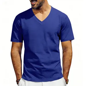 Gros plan d'un t-shirt bleu pour homme à col en V en tissu de coton doux et confortable