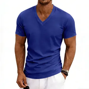 Vue détaillée d'un t-shirt classique à col en V pour homme en bleu roi uni à manches courtes