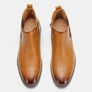 Vue de dessus de bottines Chelsea classiques en cuir marron pour hommes sur blanc