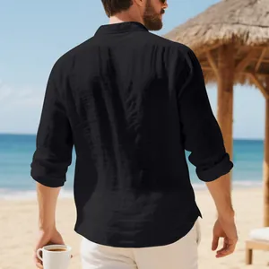 Vista posteriore dettagliata di una camicia casual in lino nero da uomo sulla spiaggia