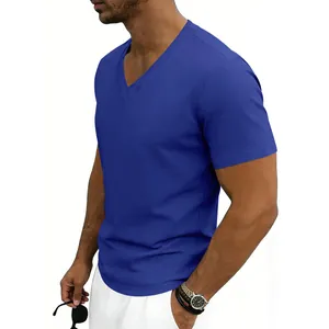 Vue détaillée montrant la coupe d'un t-shirt bleu col en V pour homme en coton.