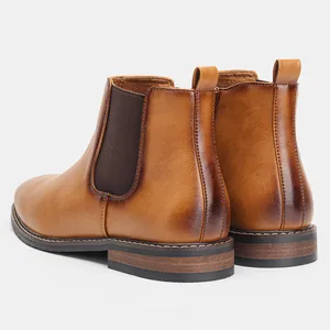 Gros plan de l'arrière de bottines Chelsea classiques pour hommes en cuir marron