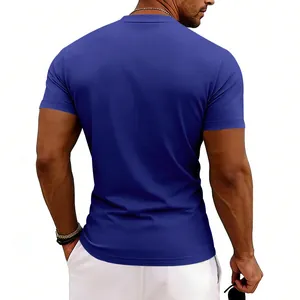 Détail arrière d'un t-shirt décontracté bleu à manches courtes pour homme, coupe ajustée