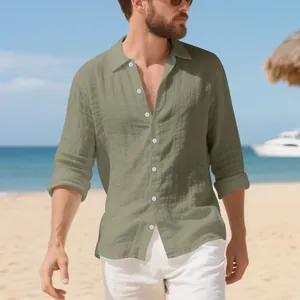 Dettaglio di una camicia di lino verde oliva dal taglio comodo in tessuto traspirante