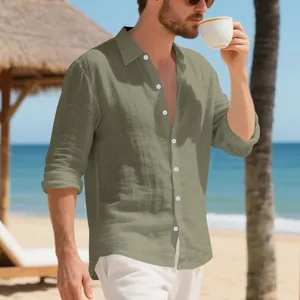 Uomo in camicia di lino verde oliva che beve caffè su una spiaggia tropicale soleggiata