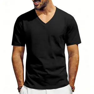 T-shirt classique noir à col en V pour homme avec une coupe décontractée et confortable.