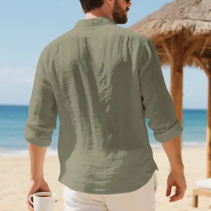 Vista posteriore di una camicia di lino verde oliva da uomo in una cornice di mare