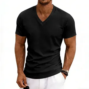 Détail d'un t-shirt décontracté à manches courtes et col en V noir pour homme