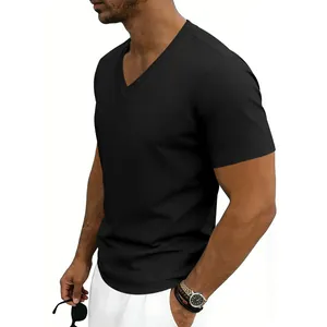 Vue latérale d'un t-shirt noir pour homme avec col en V et coupe ajustée