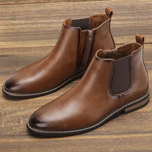 Vue détaillée de bottines Chelsea classiques en cuir marron pour homme avec surpiqûres