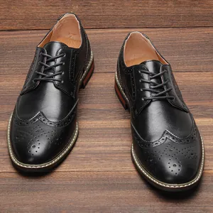 Dettaglio ravvicinato di scarpe stringate Brogue da uomo in pelle nera molto eleganti.