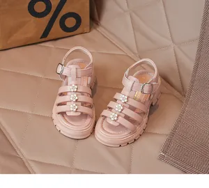 Vue détaillée des sandales romaines roses pour filles avec fleurs et sangle à boucle