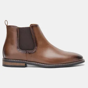 Vue latérale détaillée de bottines Chelsea en cuir marron classique pour hommes.