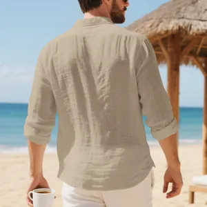Vista posteriore dettagliata di una camicia in lino beige rilassata da uomo in spiaggia