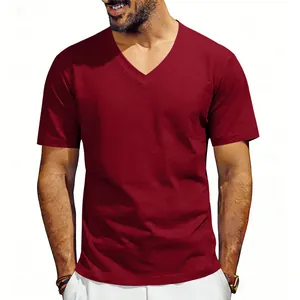 Vue détaillée montrant la texture du tissu d'un t-shirt bordeaux à col en V pour homme