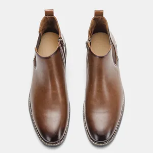 Vue de dessus de bottines Chelsea classiques en cuir marron avec fermeture éclair