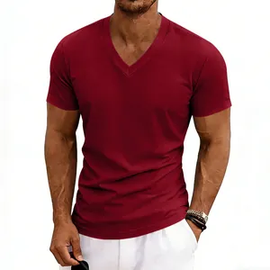 Gros plan d'un t-shirt bordeaux élégant pour homme avec col en V et coupe ajustée