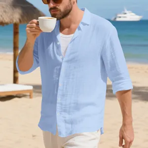 Camicia casual da uomo in lino celeste a maniche lunghe con vestibilità ampia e bottoni.