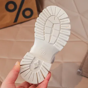 Vue détaillée de la semelle blanche crantée durable de ces sandales romaines pour filles